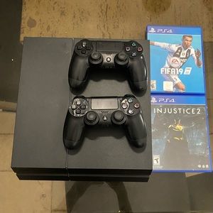 Playstation 4. With 2 Controller and games